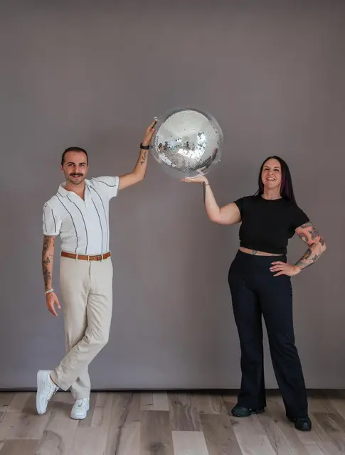 Fabio Caputo und Claudia Neuhäuser laden ein, für den guten Zweck das Tanzbein zu schwingen. | Foto: høj studio