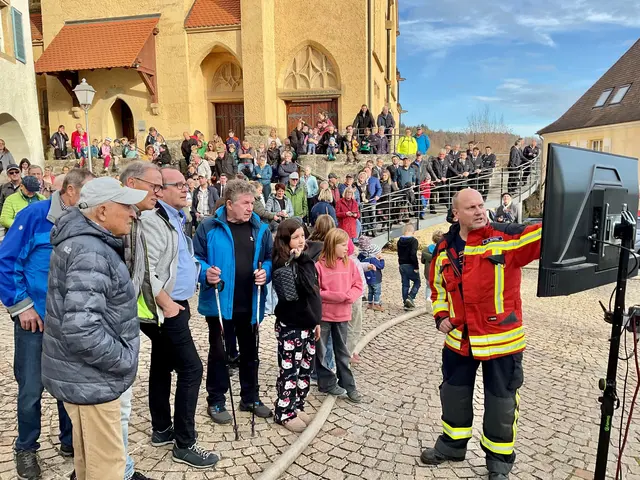 Auf großes Interesse beim zahlreichen Publikum stieß der erstmalige Einsatz von Drohnen bei der Jahresübung der Freiwilligen Feuerwehr Tengen am Schloss Blumenfeld - auf dem Bildschirm sind gestochen scharfe Direktaufnahmen aus 120 Meter Höhe zu sehen. | Foto: Bernhard Grunewald