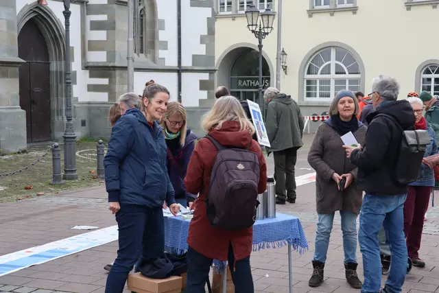 Neben dem Austausch bietet Julia Walter und ihre Kollegen auch Kaffee, Kuchen, Flyer sowie besondere Gutscheine an. | Foto: Sebastian Ridder