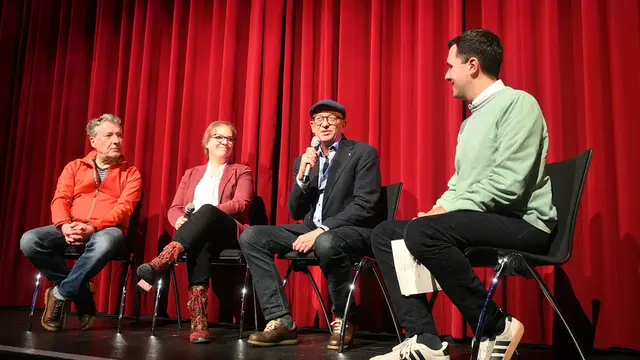 Einen kleinen historischen Schwenk gab es mit den Preisträgern Thomas Rösch (1. von links), Gaby Richter (2. von links), Klaus Hemmerle (2. von rechts) und Historiker Simon Götz (1. von rechts). | Foto: Philipp Findling