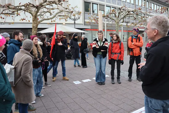 Richard Bartscher (rechts) sorgt für Gespräche in der Radolfzeller Innenstadt, durch einen kleinen Vortrag am Klimazeitstrahl von Fridays for Future. | Foto: Sebastian Ridder