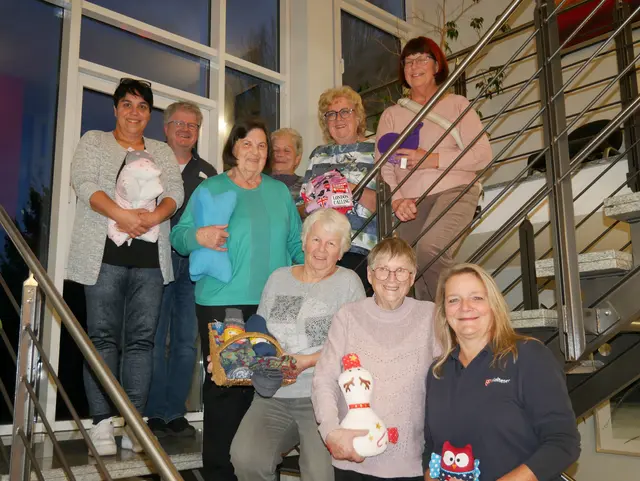 von links nach rechts: Martina Kaiser und Wolfgang Heintschel (Caritas), Herta Krüger, Petra Denzel, Inge Duffner, Angelika Ruh; vordere Reihe: Brigitte Tschackert, Waltraud Horn, Susanne Robitsch (Malteser), nicht auf dem Bild Carmen Hopf | Foto: Carina Müller