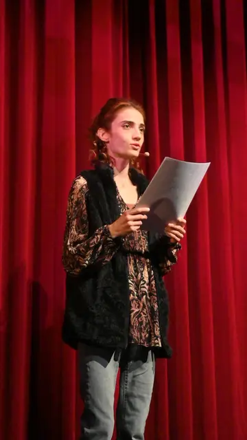 Sarah Aust trug an diesem Abend mit "Wer bin ich? Stadtgedicht" einen ihrer Texte für die Museumsnacht vor.  | Foto: Philipp Findling