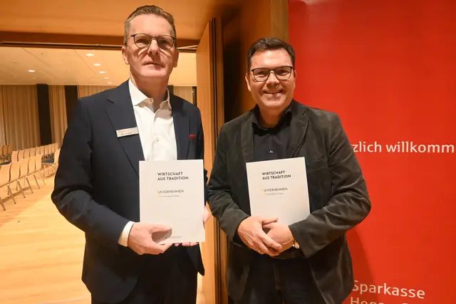 WOCHENBLATT-Geschäftsführer Dirk Frädrich (rechts) und Gastgeber Jens Heinert, Vorstandsvorsitzender der Sparkasse Hegau-Bodensee, konnten schon vor der offiziellen Vorstellung einen Blick in das Buch "Wirtschafts aus Tradition - Unternehmen und ihre Familien im Hegau" werfen. | Foto: Tobias Lange