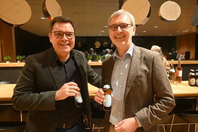Anstoßen auf das neue Buch: WOCHENBLATT-Geschäftsführer Dirk Frädrich (links) und Karl Mohr, Regionalleiter Hegau-Bodensee der Thüga Energie. | Foto: Tobias Lange