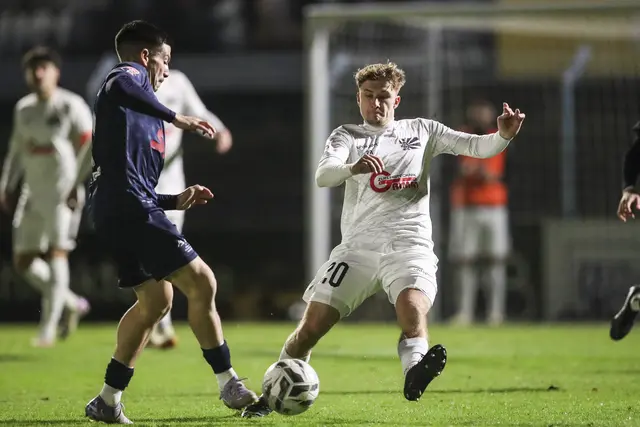 Eine knappe Niederlage musste der Türkische SV Singen um Dominik Almeida (links) im Flutlicht-Derby beim FC 08 Villingen hinnehmen.  | Foto: Marc Eich / FC 08 Villingen