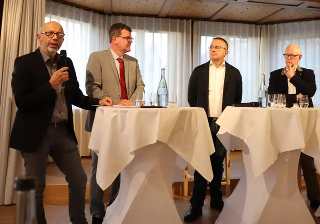 Die Lage scheint nicht hoffnungslos, aber es gibt einige Herausforderungen, die die Gastronomen bei der Jahreshauptversammlung der DEHOGA Kreisstelle im Landkreis Konstanz diskutierten. Von links: zweiter Vorsitzender der Kreisstelle Manfred Hölzl, erster Vorsitzender der Kreisstelle, Siegfried Schaffer, der Leiter von Kountz Getränke, Oliver Rau, und Georg Netzhammer vom Weingut Engelhof.  | Foto: Sebastian Ridder