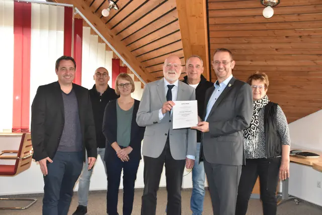 Gemeinsam mit Vertretern aus der lokalen Gastronomie und Tourismus sowie Vize-Regierungspräsident Klemens Ficht (Mitte) freut sich Bürgermeister Stefan Keil (2. von rechts) über das Prädikat als staatlich anerkannter Erholungsort.  | Foto: Philipp Findling
