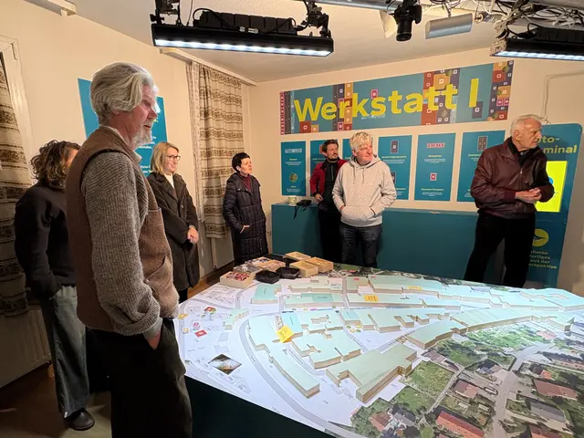 Beim Runden Tisch Mobilität füllten die Anwesenden, unter ihnen Stockachs Bürgermeisterin Susen Katter, Stadtbaumeister Lars Heinzl oder Bernd Rüffer vom Verein Klimakompetent Mobil, das Modell der Stockacher Oberstadt. | Foto: Elsa Frey-Wolff