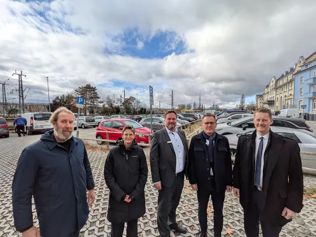 An den Gleisen und mit Seeblick. Hier soll die neue Hauptfiliale der Sparkasse entstehen. Von links: Stadtplaner Patrick Wacker, Dezernentin Angelique Augenstein, Sparkassenvorstand Michael Stelzer, Vorstandsvorsitzender der Sparkasse Hegau Bodensee Jens Heinert und Oberbürgermeister Simon Gröger. | Foto: Sebastian Ridder