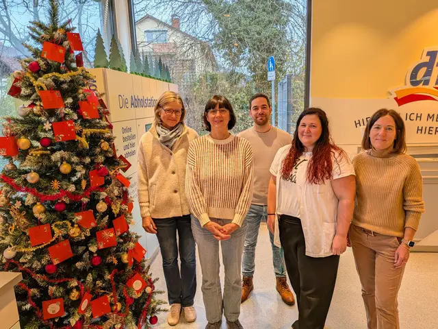 Sie wollen benachteiligten Kindern und Senioren ein Weihnachtsgeschenk machen. Von links: Barbara Hauser, Martina Niehl, Christoph Stolz, DM-Marktverantwortliche, Martina Ziwny-Specker und Sandra Welsch-Fischer | Foto: Sebastian Ridder