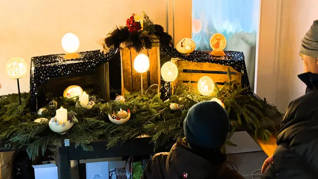 Ehrfürchtiges Bestaunen der mit viel Hingabe gefertigten und dem "Herbstleuchten auf der Straußenfarm" seinen Namen gebenden, sanft leuchtenden Lampen und Windlichtern aus Straußen-Eiern. | Foto: Constanze Wyneken