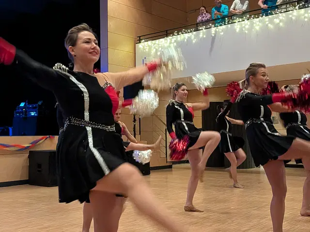 Die Cheerleader des TV Rielasignen boten nur eine von vielen spektakulären Shows am Abend des Jubiläums.  | Foto: Sebastian Ridder
