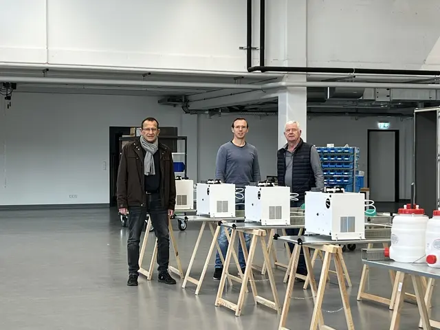 Michael Graf (Architekt), Andreas Mayer (Niederlassungsleiter) und Rolf Merk (Niederlassungsleiter) in der neuen Produktionshalle. | Foto: swb-Bild: Juleda Kadrija
