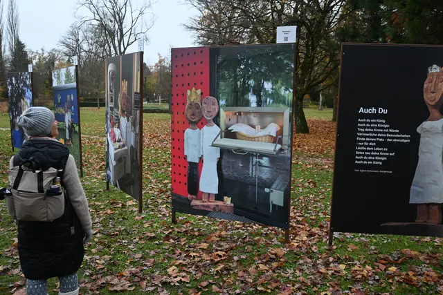 Schon am ersten Tag sorgten die Bilder zur Ausstellung "Würde - unantastbar" für großes Interesse. | Foto: Tobias Lange