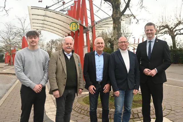 Auf eine gute Zusammenarbeit im Busverkehr freuen sich (von links) Vertreter der Stadtbus Tuttlingen Klink GmbH - Tim Vollmer (kaufmännischer Leiter) und Geschäftsführer Rainer Klink - sowie Udo Rothmund (kaufmännischer Leiter Stadtwerke Radolfzell), Stahringens Ortsvorsteher Jürgen Aichelmann und Oberbürgermeister Simon Gröger. | Foto: Tobias Lange