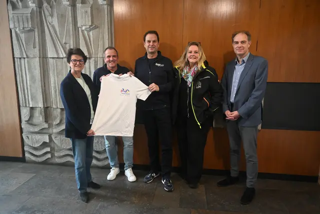  (v.l.): Bürgermeisterin Monika, Norbert Maier (Teamsport Bodensee Gmbh),  Oliver Preiser (Teamsport Bodensee GmbH), Julia Bierbach ( 1. Vorstand Tierschutzverein Radolfzell) und Erik Hörenberg (Fachbereichsleiter Kultur) zeigen, wie das Shirt aussehen kann. | Foto: swb-Bild: Juleda Kadrija