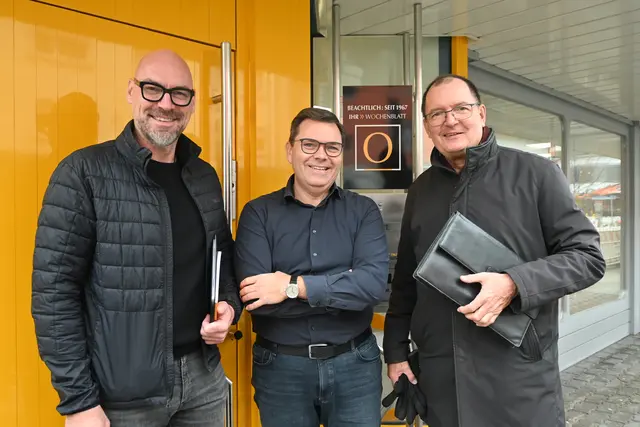 Chefs unter sich: Poppele-Zunftmeister Timo Heckel (von links), WOCHENBLATT-Geschäftsführer Dirk Frädrich und Alt-Zunftmeister Stephan Glunk freuen sich auf die nächste Ausgabe der Poppele-Zeitung, die wieder in Kooperation mit dem WOCHENBLATT entstehen wird. | Foto: Tobias Lange