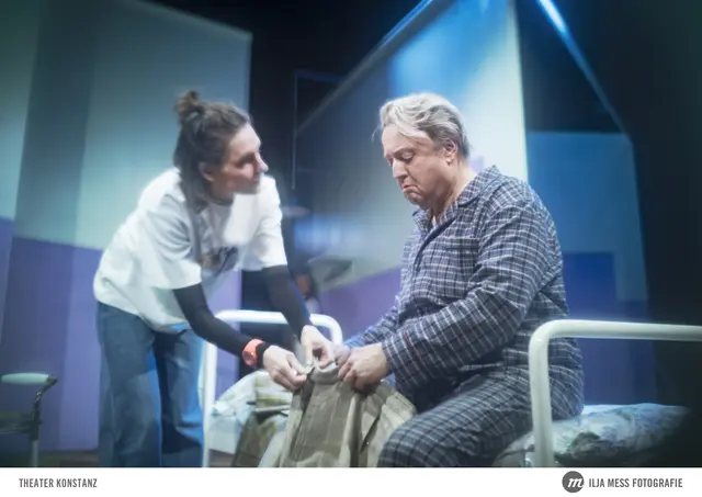 Eine für den dementen Senior André (Odo Jergitsch) immer mehr verschwommene Welt sowie eine raffinierte Erzählweise dieser Thematik wird dem Publikum in "Vater (Le Père)" am Theater Konstanz aufgezeigt.  | Foto: Ilja Mess/Theater Konstanz