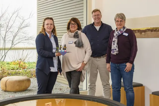 Aromen, die Körper und Seele stärken, sind Teil des Angebots im Hospiz- und Palliativzentrum Horizont. Möglich ist dies unter anderem durch die Weihnachtsspende der Thüga Energie. Hospizleiterin Iris Eggensberger (2. v. li) und Pflegedienstleiterin Simone Dautel (re.) freuen sich über die Unterstützung, die Jennifer Niermann (li.) und Jens Bergfeld von der Thüga Energie übermittelten. | Foto: Frank Müller 