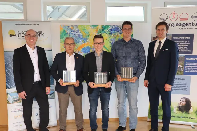 Der Photovoltaikanlagenausbau kommt zwar nicht an das letzte Jahr ran, dennoch sind die Gemeindevertreter glücklich über ihre Auszueichnungen. Von links: Geschäftsführer der Energieagentur Kreis Konstanz,Gerd Burkert, die Bürgermeister Manfred Ossola und Benjamin Mors sowie Stockachs Stadtbaumeister Lars Heinzl und Landrat Zeno Danner. | Foto: Sebastian Ridder