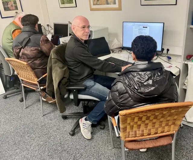 Den 1.000 Besucher konnte das „Bewerbungstreff“ des Singener Integrationsvereins inSi verzeichnen - hier Dr. Harry Zscheeg (Bildmitte), der Mohammed (19) ehrenamtlich und kostenlos bei der Erstellung seines Lebenslaufes und Bewerbungsschreibens  unterstützt. | Foto: Bernhard Grunewald