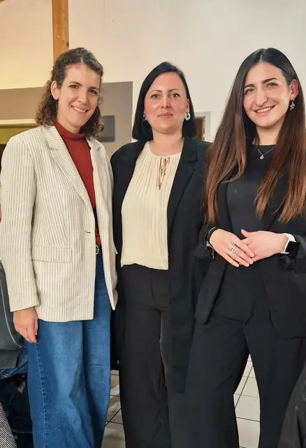 Die Bundestagsabgeordnete Lina Seitzl (von links), Michaela Loss, Vorsitzende der SPD Volkertshausen Eigeltingen) und Landtagskandidatin Giuliana Ioannidis bei, Adventskaffee in Volkertshausen. | Foto: SPD Volkertshausen