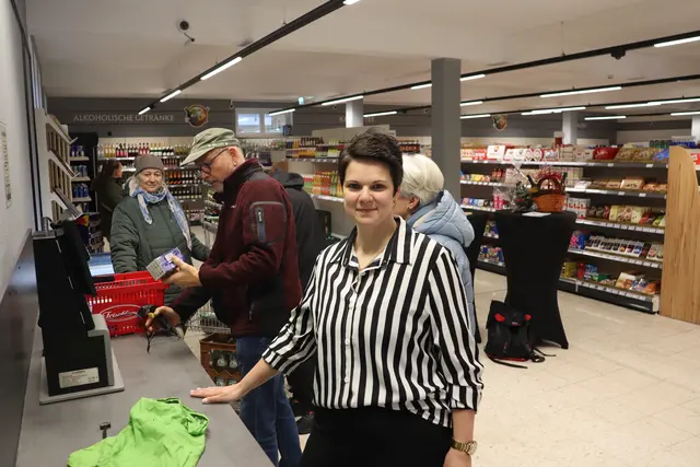 Carolin Pilz setzt auf die Ehrlichkeit ihrer Kunden in Singen-Friedingen, denn die müssen ihre Einkäufe selber einscannen zum Bezahlen. Ein paar Sicherheitsvorkehrungen im Markt gibt es aber zusätzlich. | Foto: Sebastian Ridder