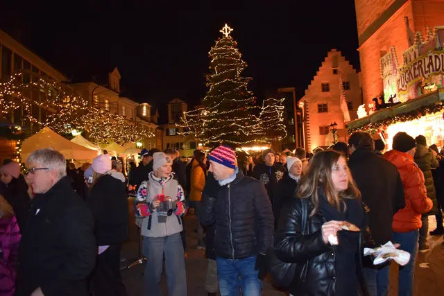 Vom letzten Donnerstag bis am Samstag lockte der 48.Radolfzeller Christkindle unzählige Besucher zum Bummeln und Flanieren. Der Andrang war riesig. | Foto: Achim Holzmann