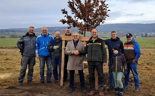 Die Baumpflanzer (von links: Christian Ackermann, Dirk Jänchen, Thorsten Templin, Oliver Brauer, Bürgermeister Manfred Ossola, Revier-Förster Werner Hornstein, Klaus Müller, Wilfried Schwarz und vorne rechts – der jüngste Baumsetzer Enno Ackermann. | Foto: Wilfried Schwarz