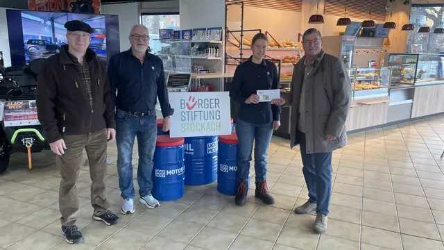 Freuten sich über die Spendenübergabe (von links): Martin Breiler (Bäckerei-Cafè Breiler), Jochen Müller (Autohaus Homm),  Selia Homm (Autohaus Homm) und Helmut Lempp (Bürgerstiftung Stockach) | Foto: Bürgerstiftung Stockach