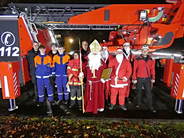 Einen vorweihnachtlichen Besuch erhielt die Feuerwehr Singen am 6. Dezember vom Nikolaus höchstpersönlich.  | Foto: GLKN