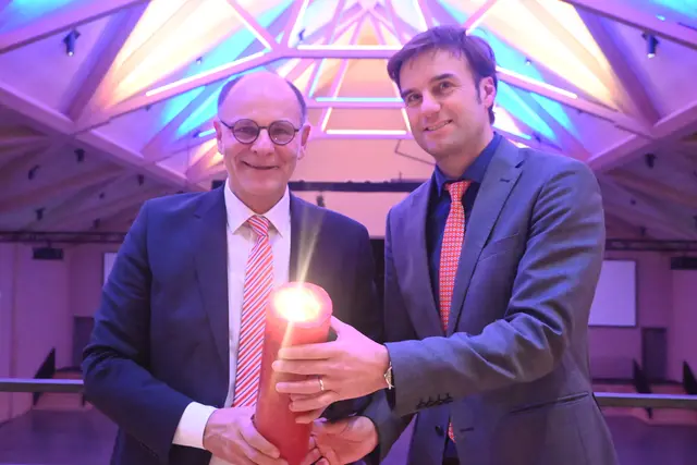 Oberbürgermeister Bernd Häusler (links) und Landrat Zeno Danner entzündeten zum Nachbarschaftswein in der neuen Scheffelhalle die Kerze. Als Auflage für die offene Flamme im hölzernen Gebäude "sollte immer eine Mineralwasserflasche danebenstehen", scherzte der OB. | Foto: Tobias Lange