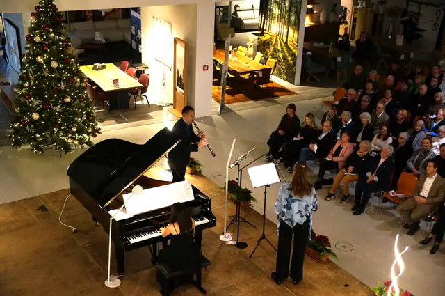 Andreas Schablas (Klarinette), Hannah Elisabeth Schablas (Viola) und Keiko Hattori (Klavier) entzückten das Publikum beim Stockacher Meisterkonzert im Möbelhaus Stumpp zwischen Sitzgarnituren und unter Kronleuchtern mit ihrer ungewöhnlich virtuosen Interpretation „rarer“ Werke von Mozart bis Sarasate. | Foto: Elsa Frey-Wolf