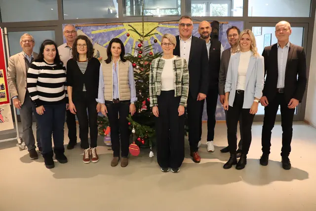 Ein großer Dank gilt an die Sponsoren, die die Theaterpräventionsreihe "Mein Körper gehört mir" unterstützen. (v.l): Thomas Conrady (CONRADYGRUPPE Verwaltungs GmbH), Juleda Kadrija (Singener WOCHENBLATT), Dr. Bernd Schöffling (Eckert &amp; Graf GmbH), Anja Abert (Rektorin Hebelschule), Lena Herz (ACA Müller ADAG Pharma GmbH), Anja Jedelhauser (Konrektorin Hebelschule), Bernhard Rendler (Sparkasse Engen-Gottmadingen), Joachim Hafner (Volkswagen Zentrum Singen), Bürgermeister Dr. Michael Klinger, Elisa Gräble und Harry Sprenger (Volksbank eG - die Gestalterbank).  | Foto: swb-Bild: Mike Durlacher