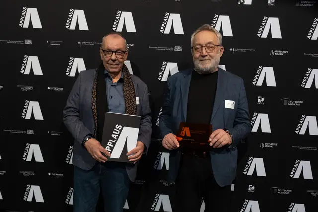 Der erste Vorsitzende Rudolf Kolmstetter (links) und der Kassierer Klaus Mühlherr (rechts) nahmen die Auszeichnung für das herausragende Konzertprogramm bei den APPLAUS Awards entgegen | Foto: Jaime Peralta