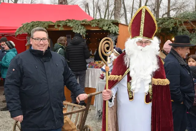 In den Vorjahren war der Nikolaus mit seinem Helfer - Bürgermeister Patrick Krauss - zu Besuch auf dem Mooser Weihnachtsmarkt. Auch in diesem Jahr hat er sich angekündigt. | Foto: Archiv/Lange