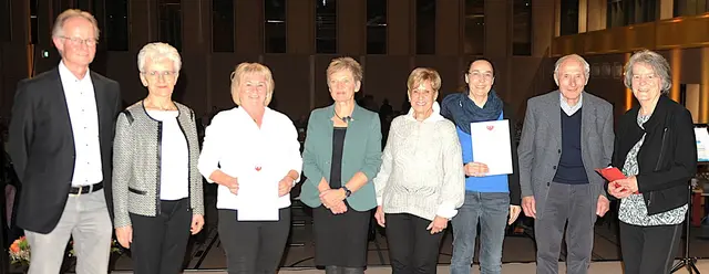 Blickten auf 40 Jahre AHR zurück: Jörn Schilling (Ehrenvorsitzender), Jutta Duttle (Schriftführerin), Claudia Dietsche (20 Jahre Übungsleiterin), Gisela Kögel-Hensen (1. Vorsitzende), Helga Burgardt (34 Jahre Mitgliedschaft), Birgit Mütz (25 Jahre Übungsleiterin), Horst Strütt (25 Jahre Mitgliedschaft) und Dr. med. Gerda Brand (30 Jahre Ärztliche Leitung). Es fehlt Ulrich Schmidt (Ehrenmitgliedschaft) | Foto: AHR, Daniel Koch