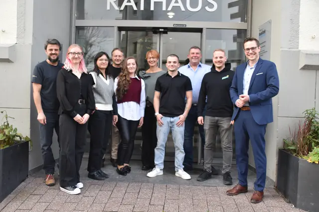 Die Zeller Kammersieger und deren Ausbilder (von links): Jost P. Prestin, Katharina Westphal, Loredana-Constantina Schiopu, René Lamb, Anissia Stana, Ellen Finus, Noah Jeworutzki, Stefan Schlenker, Max Buhl und Wirtschaftsförderer Emanuel Flierl. | Foto: Philipp Findling