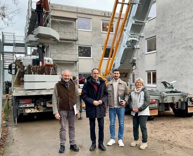 Die günstige Witterung erlaubt erste wichtige Schritte bei der energetischen Sanierung des Kinderhauses Sonnenuhr in der Engener Jahnstrasse - vom Stand der Dinge überzeugen sich Elli Windmüller, Leiterin des Kinderhauses, Mario Fuchs-Geigges vom städtischen Hochbauamt, Bürgermeister Frank Harsch und Engen’s Stadtbaumeister Matthias Distler (v.re.n.li.) | Foto: Bernhard Grunewald