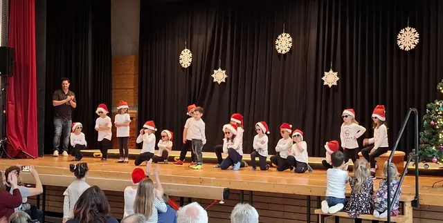 Das Vorschulturnen konnte bei der Nikolausfeier des TV Bietingen die Gäste mit einem Shuffle-Dance begeistern.  | Foto: Cornelia Seifert