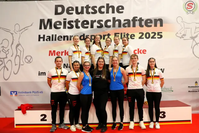 Die erfolgreichen Aacher Elite Sportler/innen bei der Deutschen Meisterschaft in Lübbecke / NRW - 3 x Deutscher Meister (4er Einrad, 4er Kunstrad offen und 6er Einrad) sowie 2 x DM-Silber (4er Einrad und 6er Kunstrad) und 2 x DM-Bronze (6er Kunstrad + 4er Kunstrad Frauen) - hinten: Sabrina Bürßner, Carolin Schmid, Natalie Grote, Sarah Bötzer, Franziska Bötzer, Alina Bötzer (vorne) Yannick Gaißer, Lena Andorinha, Anika Meßmer, Katja Gaißer (Cheftrainerin), Hannah Elsässer, Jone Burow, Rebecca Grote | Foto: Wilfried Schwarz