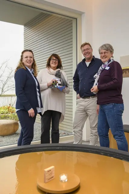 Aromen, die Körper und Seele stärken, sind Teil des Angebots im Hospiz- und Palliativzentrum Horizont. Möglich ist dies unter anderem durch die Weihnachtsspende der Thüga Energie. Hospizleiterin Iris Eggensberger (2. v. li) und Pflegedienstleiterin Simone Dautel (re.) freuen sich über die Unterstützung, die Jennifer Niermann (li.) und Jens Bergfeld von der Thüga Energie übermittelten. | Foto: Frank Müller