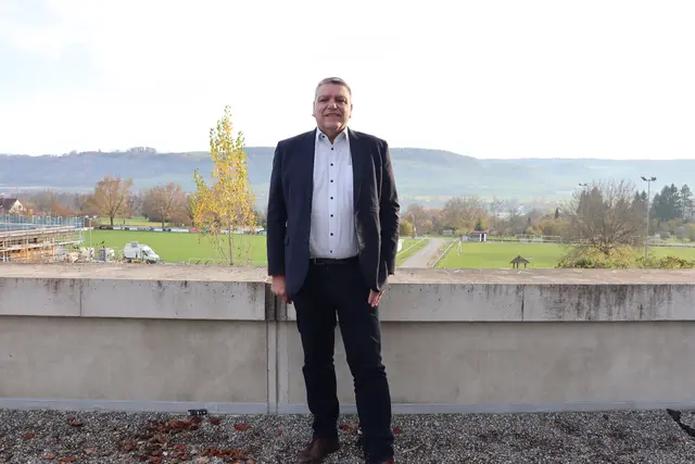 Bürgermeister Andreas Schmid blickt auf ein ereignisreiches Jahr zurück. Im Hintergrund ist das Haus der Vereine zu sehen. | Foto: swb-Bild: Juleda Kadrija