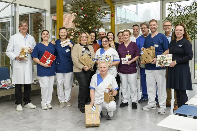 Die Wunschbaumaktion der Thüga Energie sorgte für strahlende Gesichter bei den Beschäftigten des Klinikums Singen. Bei der vorgezogenen Bescherung waren Sponsoringbeauftragte Jennifer Niermann (re.) und Regionalleiter Karl Mohr (2. v. re.) persönlich vor Ort. Seitens des Klinikums begleiteten unter anderem Veronika Netzhammer (5. v. li.) vom Krankenhaus-Förderverein sowie Prof. Dr. med. Andreas Trotter (li.), Ärztlicher Direktor, die Aktion. | Foto: Frank Müller 