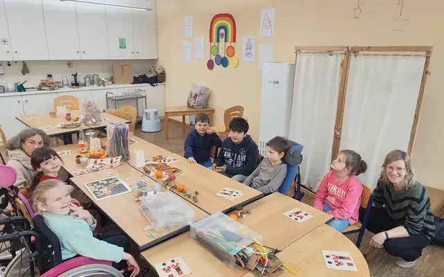 Am letzten Schultag vor den Weihnachtsferien veranstalteten zwei Schulklassen des Haus am Mühlebach ein gemeinsames Frühstück mit Plätzchen und Butterbrezeln. Diese Gelegenheit nutzte das WOCHENBLATT um ihnen Bastelmaterialien vorbeizubringen. | Foto: Anja Kurz