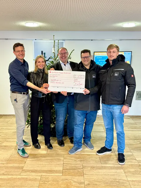 Fröhliche Gesichter bei der Spendenübergabe. Mit dabei waren (von links) Thomas Göhringer, Barbara Martetschläger und Clemens Bimczok sowie Michael Scharr und Nico Schöttle von Schöttle Fensterbau. | Foto: Schöttle Fensterbau