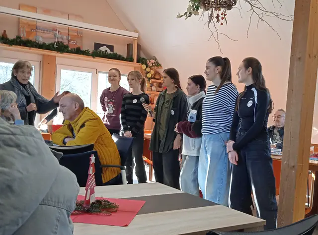 Ein von Schülerinnen organisiertes Adventsfest brachte Spenden für das Singener Tierheim ein. | Foto: privat