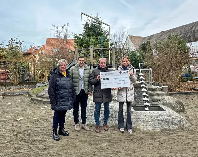 Spendenübergabe in der Kindertagesstätte Schlatt unter Krähen (von rechts): Silia Bauerle-Löwenstein (Kita-Leitung), Uwe Günter (Geschäftsführer Extrutec GmbH), Jan Günter (GBL Vertrieb/Unternehmensentwicklung) und Diana Sokoll (Pädagogische Fachkraft der Kita).
 | Foto: Stadt Singe/Kita Schlatt unter Krähen
