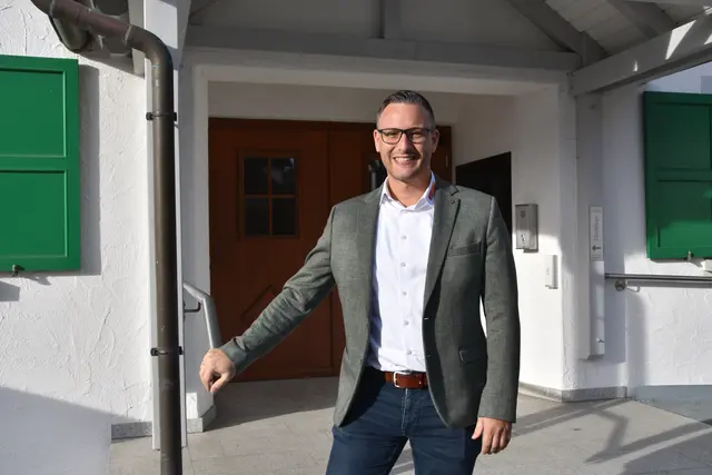 Mit dem großen Gemeindejubiläum sowie dem weiteren Vorgehen für das Sanierungsgebiet "Ortskern Liggersdorf" kann der Hohenfelser Bürgermeister Florian Zindeler auf ein ereignisreiches Jahr 2025 für die Gemeinde zurückblicken.  | Foto: Philipp Findling